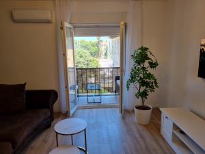 ein Wohnzimmer mit einem Sofa und einem Tisch in der Unterkunft Apartment with view on city marine in Zadar
