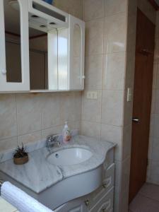 een badkamer met een wastafel en een spiegel bij Conectar con la naturaleza te hará más feliz in Melipilla
