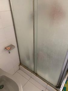 La salle de bains est pourvue d'une cabine de douche et de toilettes. dans l'établissement My apartment to rent one room, à Sliema