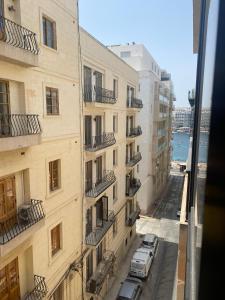 - une vue depuis la fenêtre d'un bâtiment dans l'établissement My apartment to rent one room, à Sliema