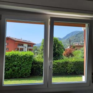 uma janela com vista para uma casa em Sprio House em Omegna