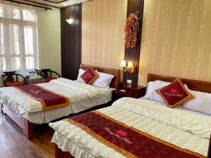 Postel nebo postele na pokoji v ubytování Lotus Hotel