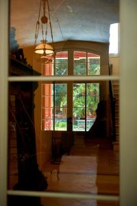 una camera con un corridoio con finestre e un lampadario a braccio di Villa Fenicia a Ruvo di Puglia