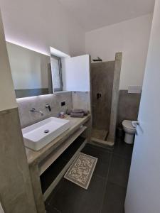 La salle de bains est pourvue d'un lavabo et de toilettes. dans l'établissement La casa della salemitana, à Pantelleria