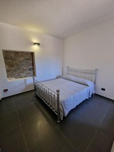 - une chambre avec un lit et une peinture murale dans l'établissement La casa della salemitana, à Pantelleria