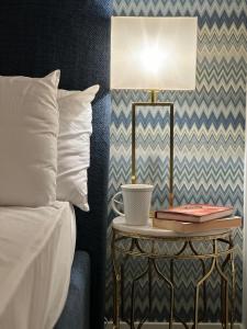 una camera da letto con un letto e un tavolo con una lampada di My Secret Room Apartment vicino al lago a Verbania