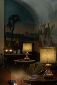 una sala de estar con 2 lámparas en una mesa en Villa Fenicia en Ruvo di Puglia