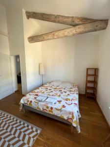 ein Schlafzimmer mit einem Bett und einer Holzdecke in der Unterkunft Nimes centre ville appartement cosy 2 chambres in Nîmes