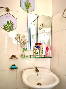 bagno con lavandino e specchio di JOY HOSTEL ad Ho Chi Minh