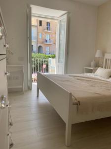 una camera da letto bianca con un letto e un balcone di Giglio di mare a Tropea