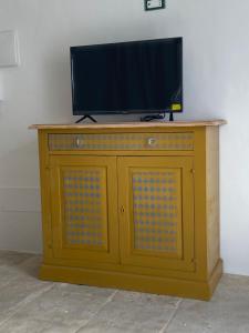 een televisie op een houten kast bij Dimora le Picciose in Ostuni