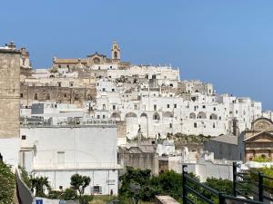 een groot wit gebouw bovenop een heuvel bij Dimora le Picciose in Ostuni