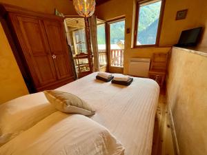 een slaapkamer met 2 aparte bedden en een raam bij La Grange St. Cyprien, Venosc - Les Deux Alpes in Vénosc