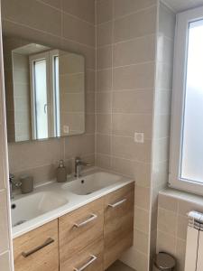 La salle de bains est pourvue d'un lavabo et d'un miroir. dans l'établissement T3 Neuf, parking & garage privé, proche centre, à Sarlat-la-Canéda