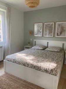 Łóżko lub łóżka w pokoju w obiekcie T3 Neuf, parking & garage privé, proche centre