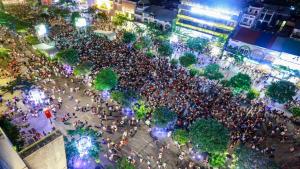 een luchtfoto van een grote menigte mensen bij JOY HOSTEL in Ho Chi Minh-stad