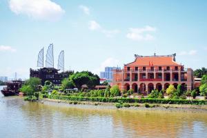 Výhled na řeku, která protéká v blízkosti kapslového hotelu