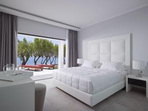 En eller flere senge i et værelse på Dimitra Beach Hotel & Suites