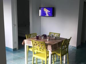 d'une table à manger entourée de chaises jaunes. dans l'établissement I Fiori di Donna Ester, à Pisciotta