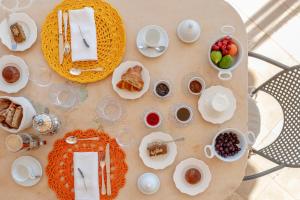 una mesa con platos de comida y fruta. en Villa Fenicia en Ruvo di Puglia