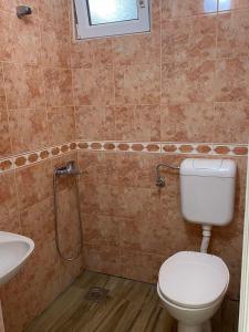 Ванна кімната в Fikret-apartmani Velika plaža