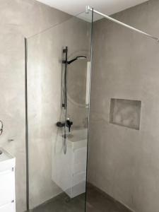 una ducha con puerta de cristal en un baño en Cosy finca, sea views, jacuzzi, en La Asomada