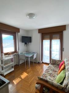 uma sala de estar com um sofá e uma mesa em Chez Carlo 2.0 em Aosta