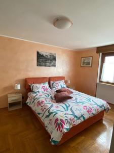 um quarto com uma cama grande com avertisement em Chez Carlo 2.0 em Aosta