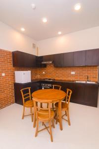 uma cozinha com uma mesa de madeira e 4 cadeiras em Bluewind Luxury Apartment - 2rooms - Wattala-Hemas Hospital em Wattala