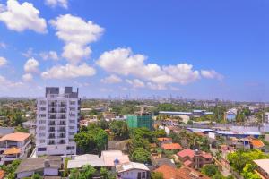 uma paisagem urbana de uma cidade com um alto edifício branco em Bluewind Luxury Apartment - 2rooms - Wattala-Hemas Hospital em Wattala
