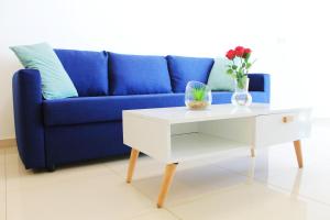 Posezení v ubytování Beach Suite Israel- Best View, Gym, Massage Chair, Low Fee For Off-Site Indoor Pool Spa ביץ סוייט ישראל- נוף ים מאלף, כיסא מסאז, חדר כושר, אפשרות לבריכה מקורה, וספא בתשלום ממש מוזל