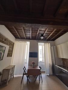 - une cuisine avec une table et des chaises dans la chambre dans l'établissement AG GUEST HOUSE, à Viterbe