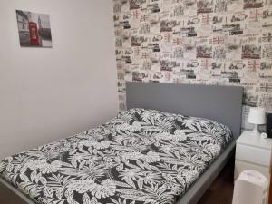 Dormitorio con cama con pared de flores en Appartamento ristrutturato - Castrocaro Terme, en Castrocaro Terme