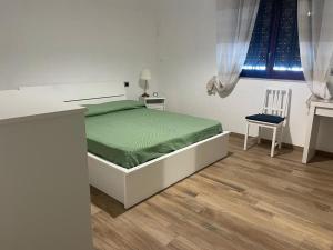 1 dormitorio con cama, escritorio y silla en La TERRAZZA, en Nunziata