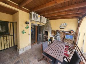 艾姆布里亞布拉瓦的住宿－casa empuriabrava，天井上设有木凳的门廊