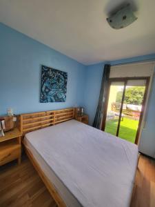 艾姆布里亞布拉瓦的住宿－casa empuriabrava，一间卧室设有一张大床和一个窗户。