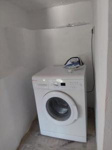 uma máquina de lavar roupa num canto de um quarto em Belessi's Mansion em Yéfira