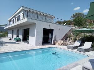 uma casa com piscina em frente a uma casa em TAKAMAKA em Manosque