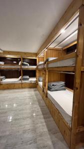 - un ensemble de lits superposés dans une chambre dans l'établissement HOG - House of Gypsy, à Rishikesh