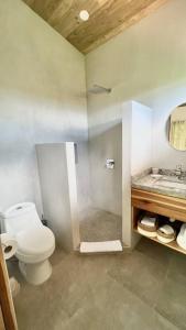 uma casa de banho com um WC e um lavatório em Sharma Costa Rica - Heliconia Casita em Uvita