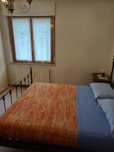 - une chambre avec un lit et une fenêtre dans l'établissement La terrazza, à Tuoro sul Trasimeno