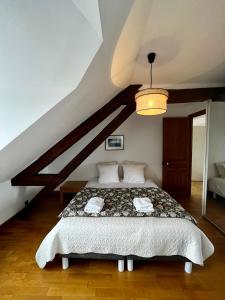 een slaapkamer met een groot bed op zolder bij Magnifique appartement à Etretat in Étretat