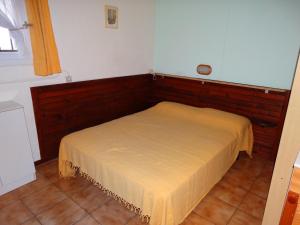 een kleine slaapkamer met een bed in een kamer bij Le Claux des Hespérides in Allemagne-en-Provence