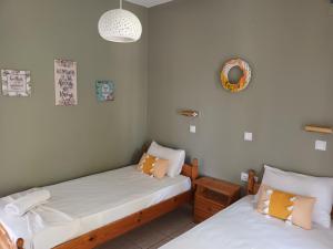1 Schlafzimmer mit 2 Betten und einem Wandspiegel in der Unterkunft Oasis in Ammoudi