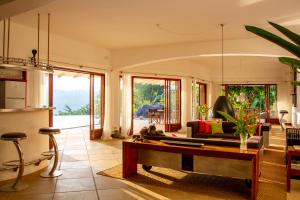 een woonkamer met een bank en een tafel bij Bougainvillea Retreat in Kandy