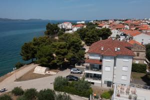 una vista aérea de una casa junto al agua en Lila Apartments, en Zadar