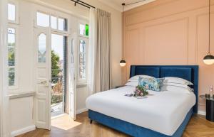 Un dormitorio con una cama grande y una ventana en Damson - Machne Yehuda Hotel, en Jerusalén