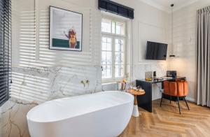 TV a/nebo společenská místnost v ubytování Villa Albi - Machne Yehuda Hotel
