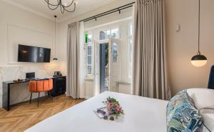 una habitación con una cama y una mesa con flores. en Damson - Machne Yehuda Hotel, en Jerusalén