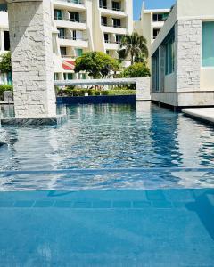 una piscina di fronte a un edificio di Rodero by Solymar Beach Front Condos in Hotel Zone a Cancún